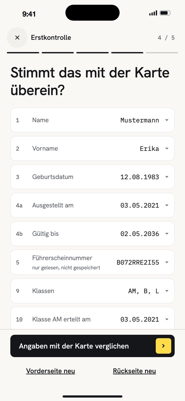 App, Nachprüfung: Überschrift „Stimmt das mit der Karte überein?“, darunter die gelesenen Felder Name, Vorname, Geburtsdatum, Ausstellungsdatum, Gültigkeit und Klassen.