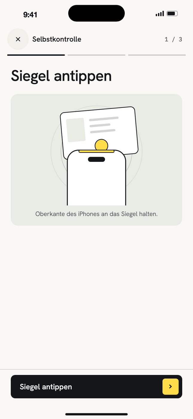 App, Selbstkontrolle Schritt 1 von 3: Siegel antippen. Eine Zeichnung zeigt das Telefon an der Karte.
