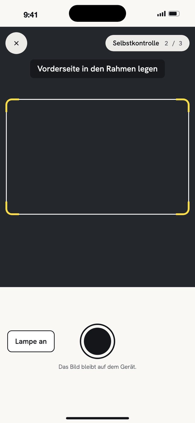 App, Selbstkontrolle Schritt 2 von 3: die Kamera mit einem Rahmen für die Vorderseite der Karte. Darunter steht: Das Bild bleibt auf dem Gerät.