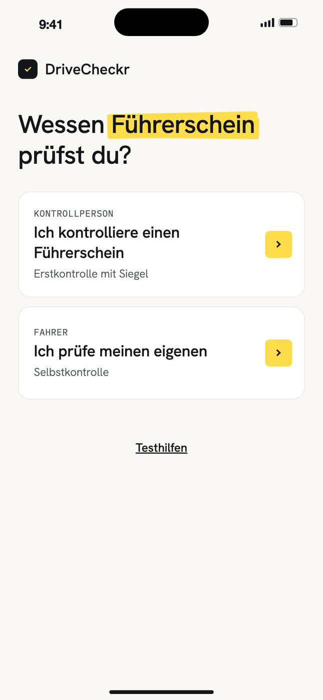 Startbildschirm der App: Wessen Führerschein prüfst du? Zur Wahl stehen „Ich kontrolliere einen Führerschein“ und „Ich prüfe meinen eigenen“.